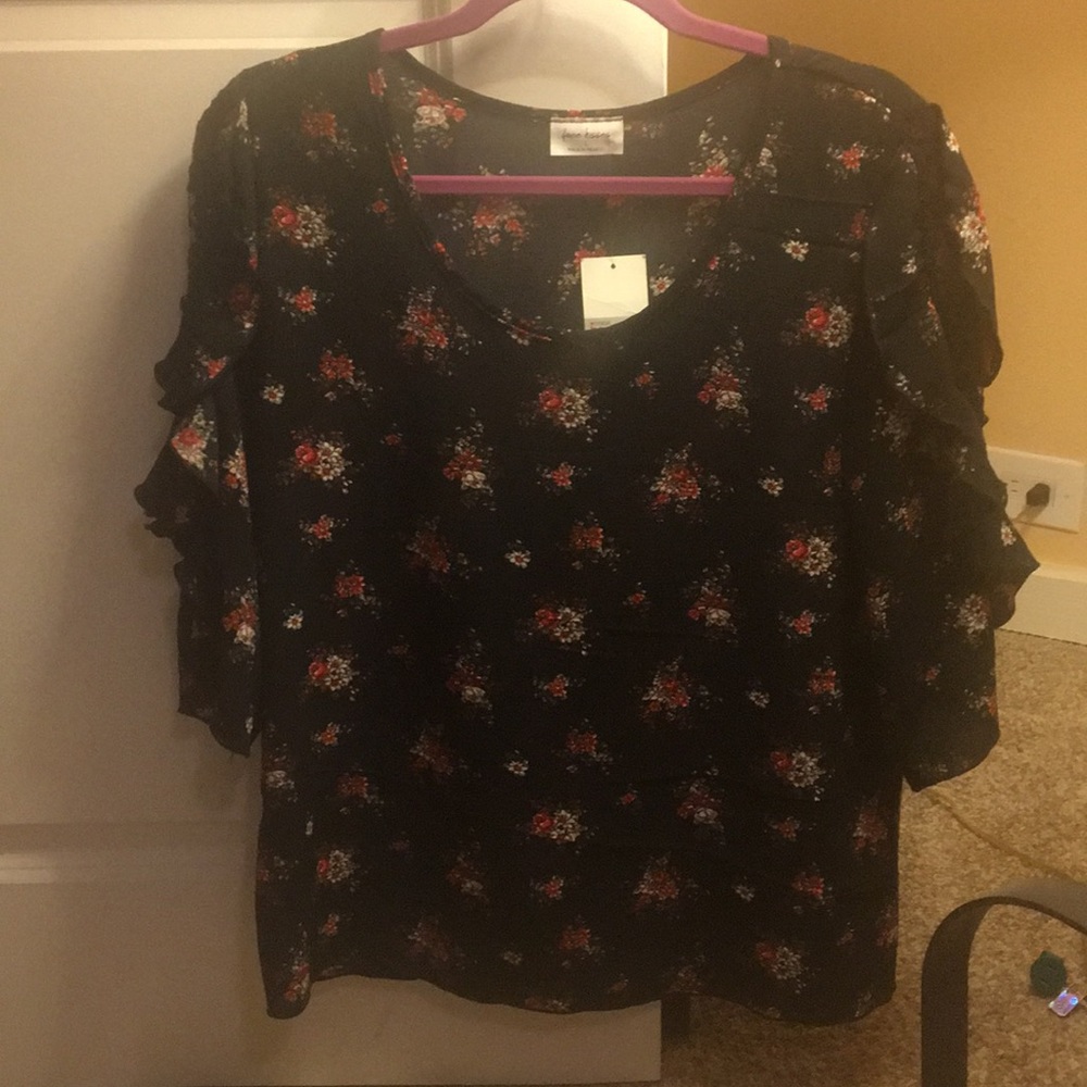 Free Kisses Red Roses Ruffle Sleeve Top